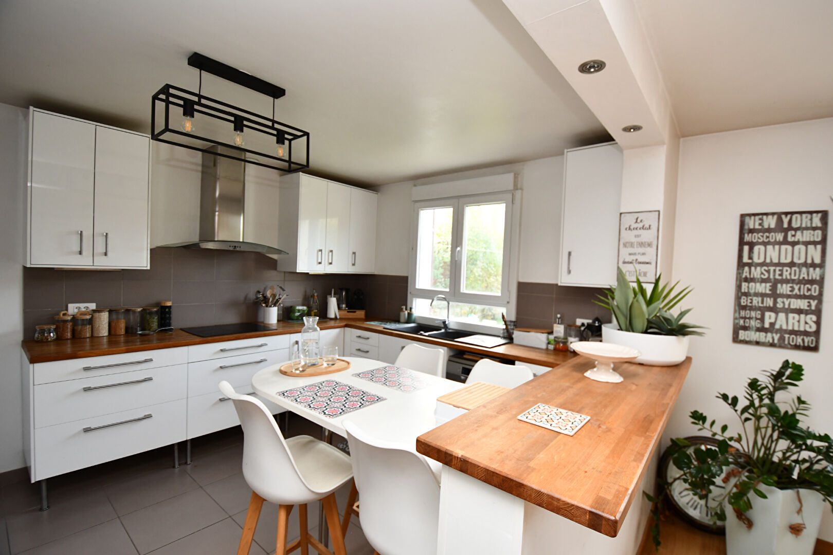 Maison située à 5 mn du centre ville de Montesson de 207 m² habitable et 230m² au sol  avec  6 chambres