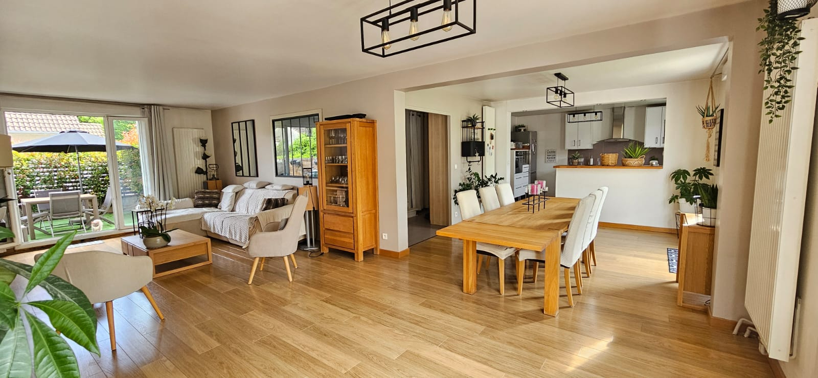 Maison située à 5 mn du centre ville de Montesson de 207 m² habitable et 230m² au sol  avec  6 chambres