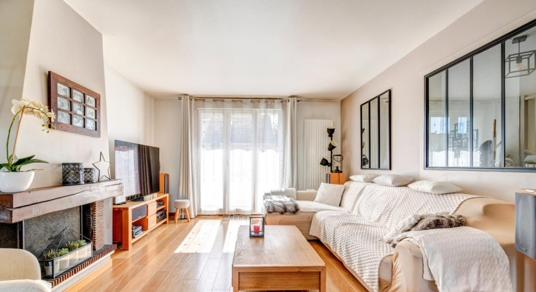 Maison située à 5 mn du centre ville de Montesson de 207 m² habitable et 230m² au sol  avec  6 chambres