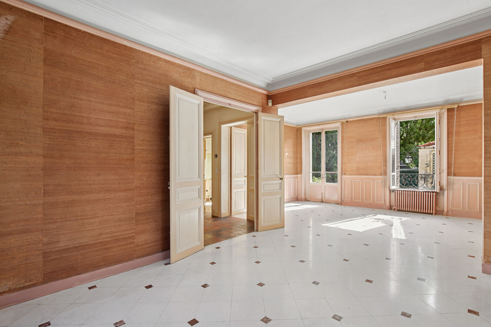 BAS DE CHATOU, propriété mansart d’environ 202 m² avec 6 chambres sur 457 m² de terrain à 8 mn du RER