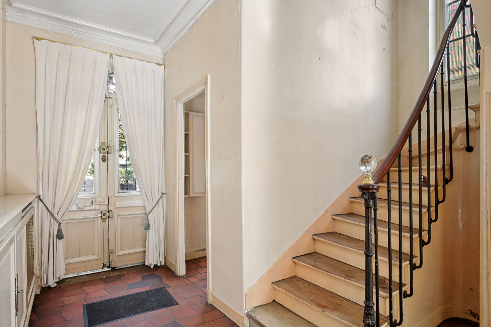 BAS DE CHATOU, propriété mansart d’environ 202 m² avec 6 chambres sur 457 m² de terrain à 8 mn du RER