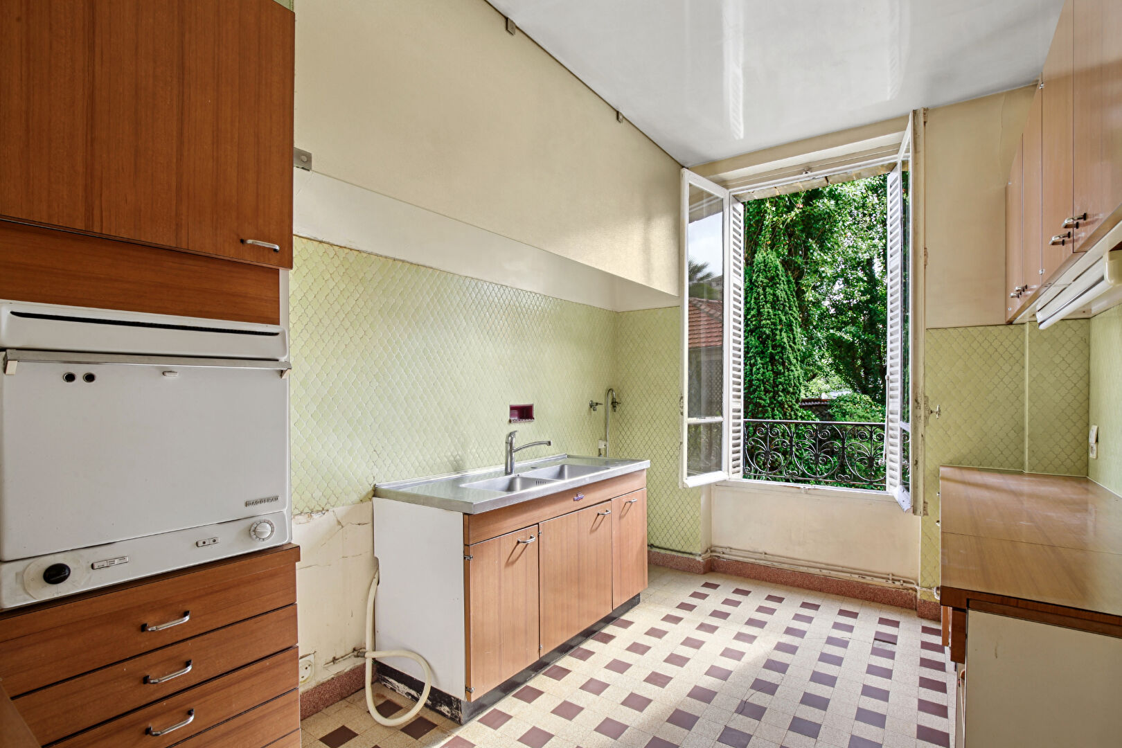 BAS DE CHATOU, propriété mansart d’environ 202 m² avec 6 chambres sur 457 m² de terrain à 8 mn du RER