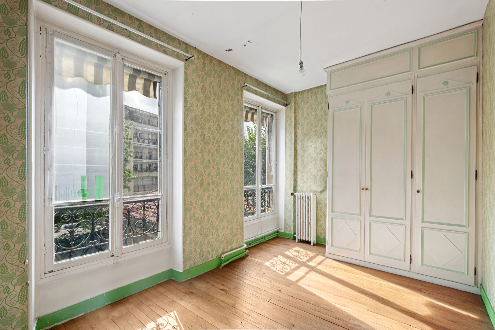 BAS DE CHATOU, propriété mansart d’environ 202 m² avec 6 chambres sur 457 m² de terrain à 8 mn du RER