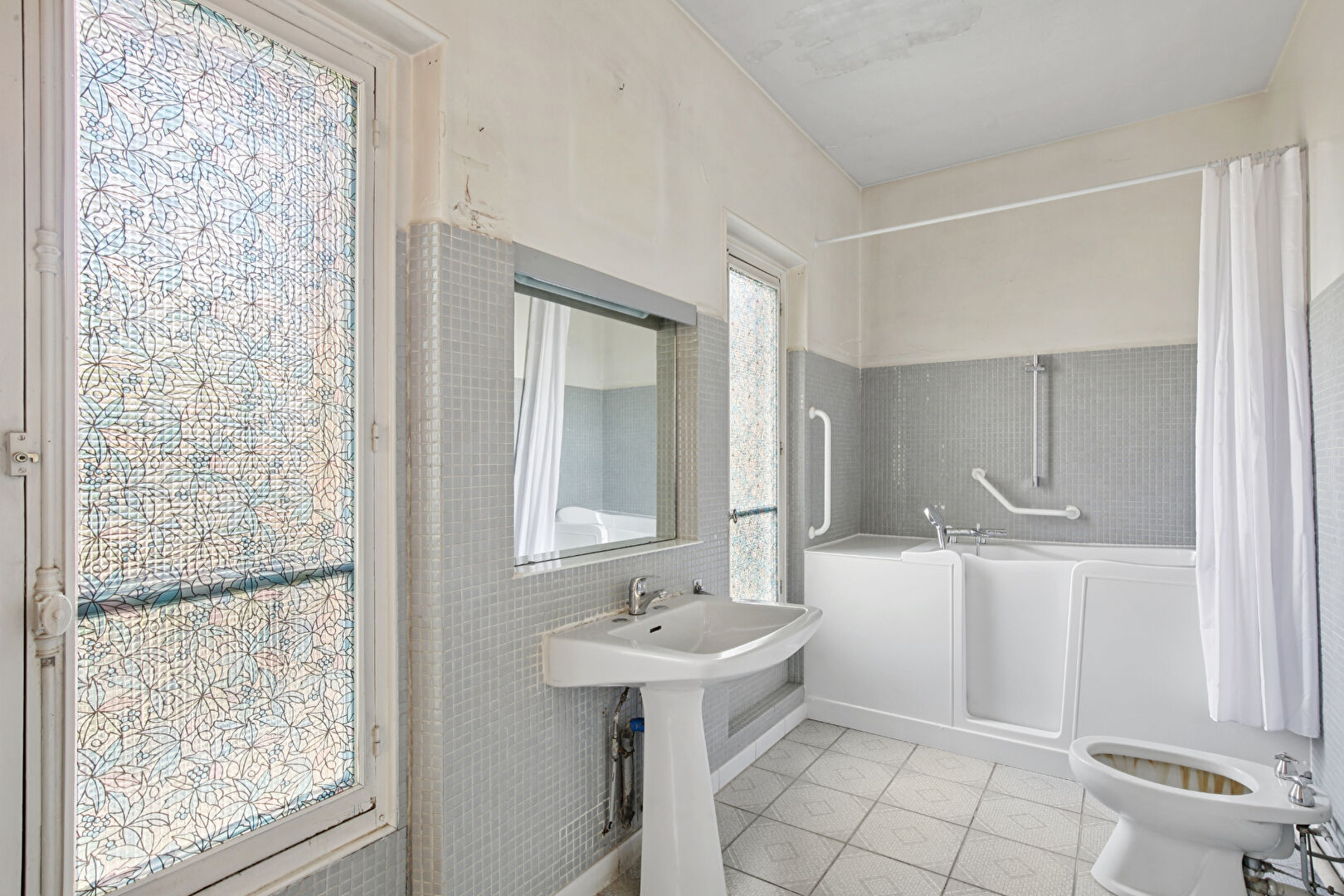 BAS DE CHATOU, propriété mansart d’environ 202 m² avec 6 chambres sur 457 m² de terrain à 8 mn du RER