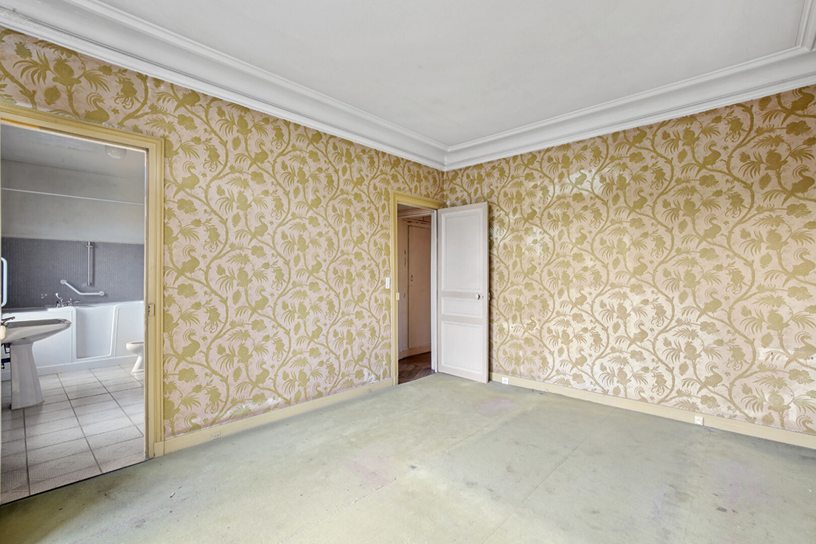 BAS DE CHATOU, propriété mansart d’environ 202 m² avec 6 chambres sur 457 m² de terrain à 8 mn du RER
