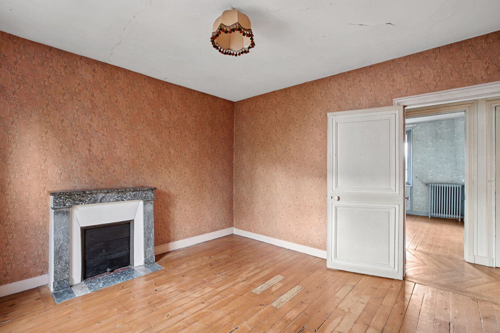 BAS DE CHATOU, propriété mansart d’environ 202 m² avec 6 chambres sur 457 m² de terrain à 8 mn du RER