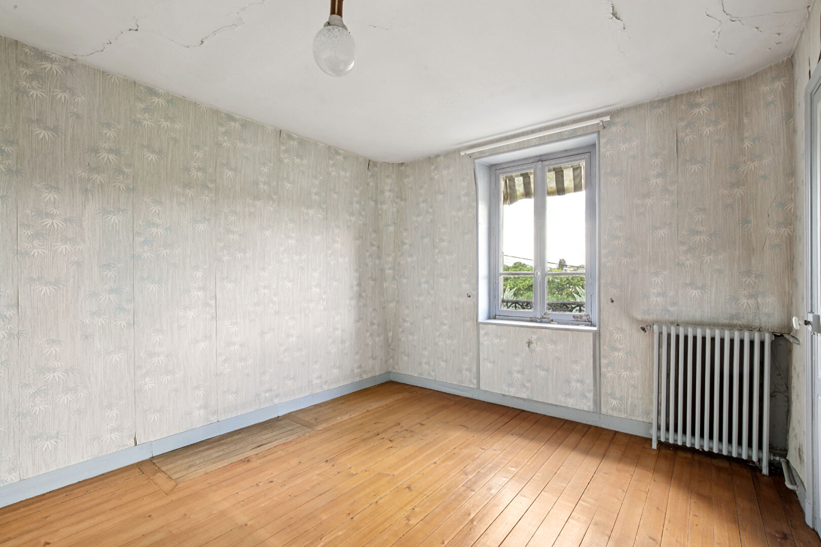 BAS DE CHATOU, propriété mansart d’environ 202 m² avec 6 chambres sur 457 m² de terrain à 8 mn du RER
