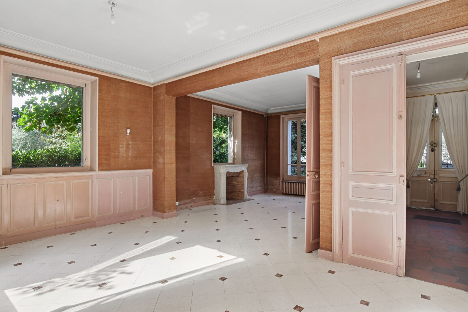 BAS DE CHATOU, propriété mansart d’environ 202 m² avec 6 chambres sur 457 m² de terrain à 8 mn du RER