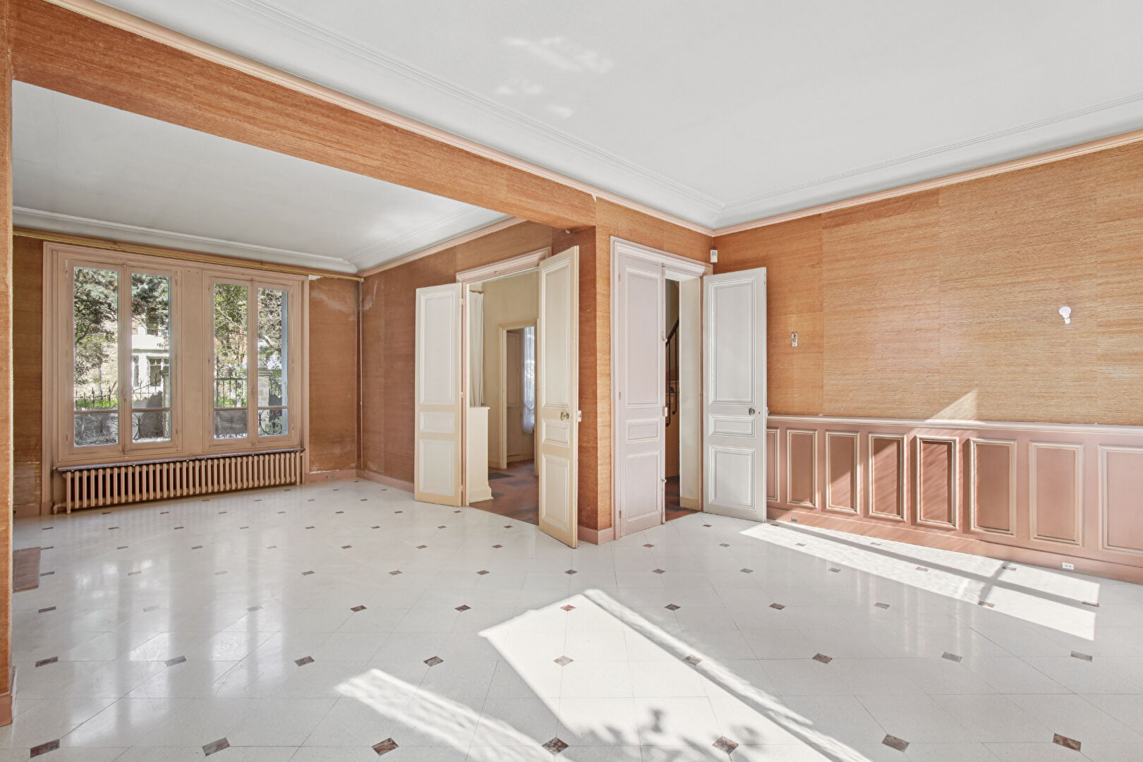 BAS DE CHATOU, propriété mansart d’environ 202 m² avec 6 chambres sur 457 m² de terrain à 8 mn du RER