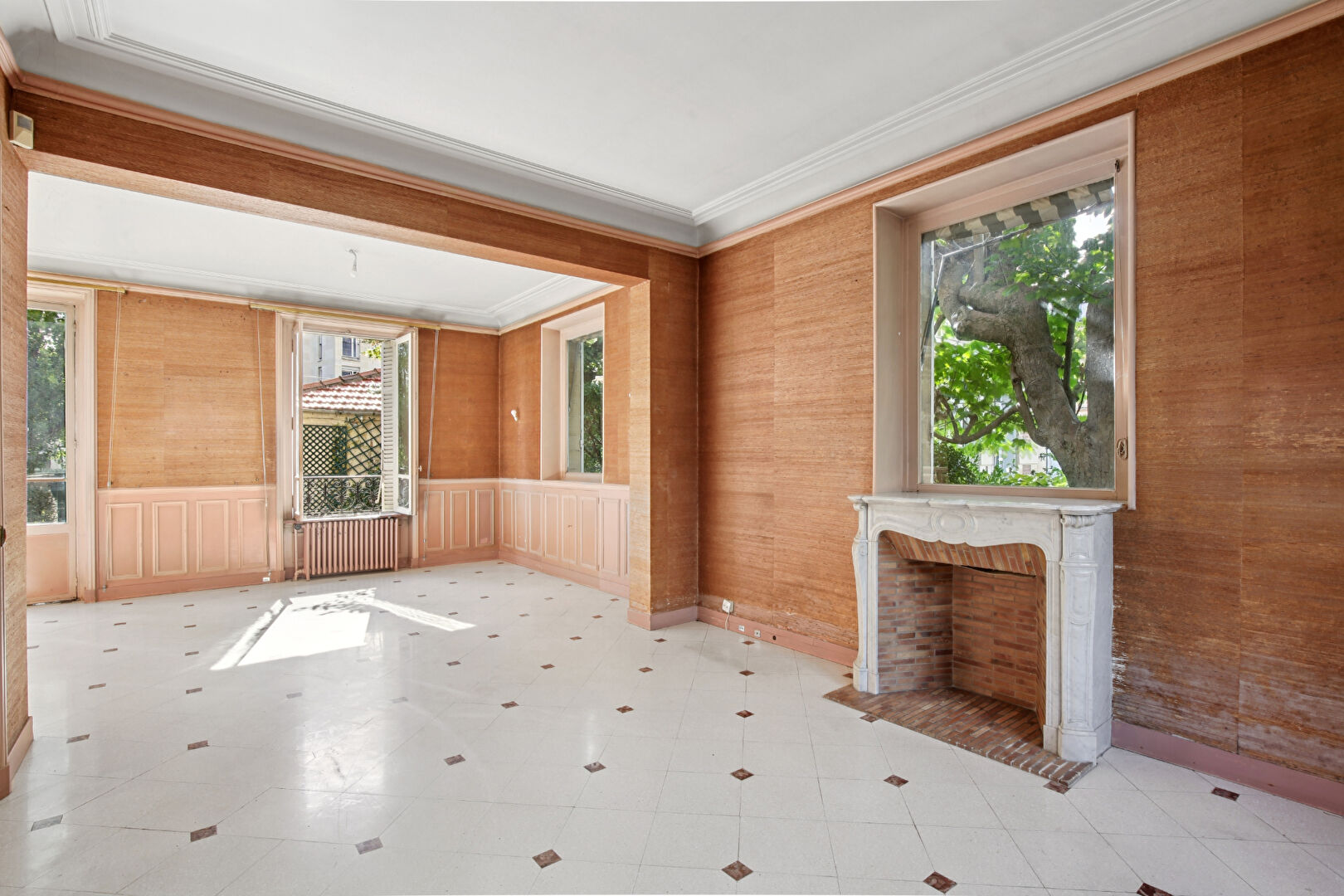 BAS DE CHATOU, propriété mansart d’environ 202 m² avec 6 chambres sur 457 m² de terrain à 8 mn du RER