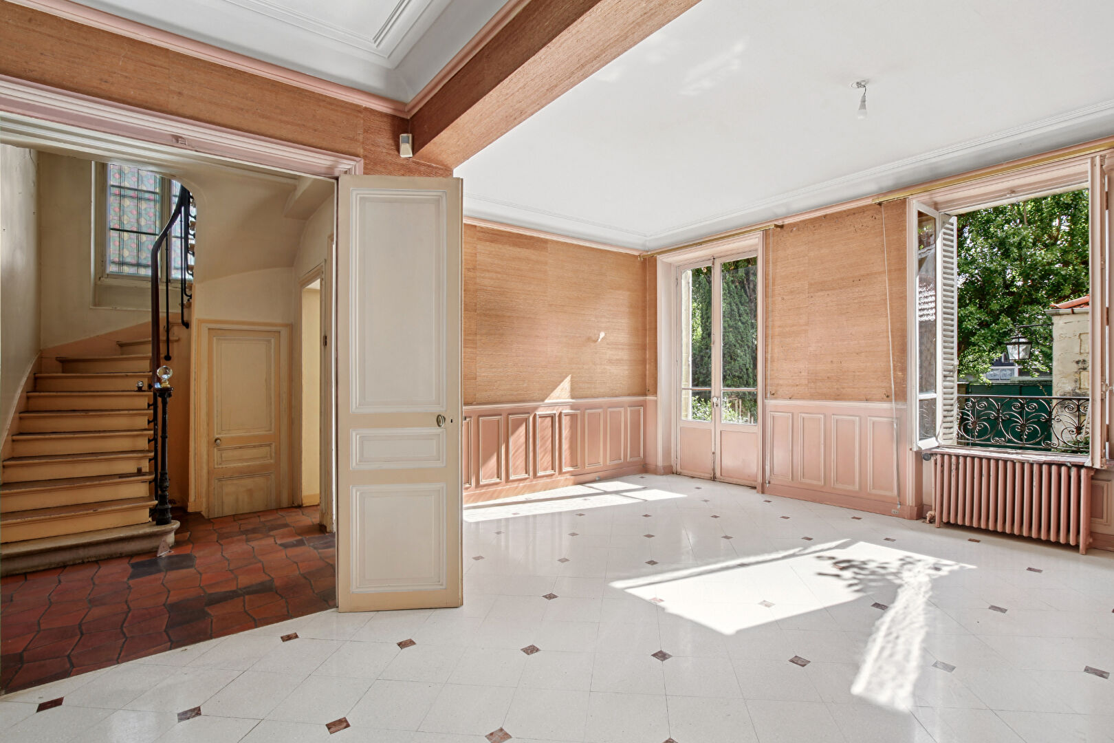 BAS DE CHATOU, propriété mansart d’environ 202 m² avec 6 chambres sur 457 m² de terrain à 8 mn du RER