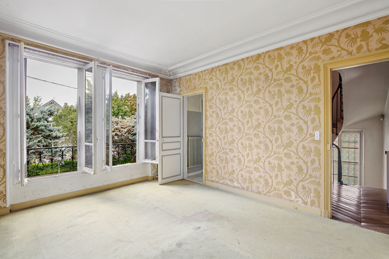 BAS DE CHATOU, propriété mansart d’environ 202 m² avec 6 chambres sur 457 m² de terrain à 8 mn du RER