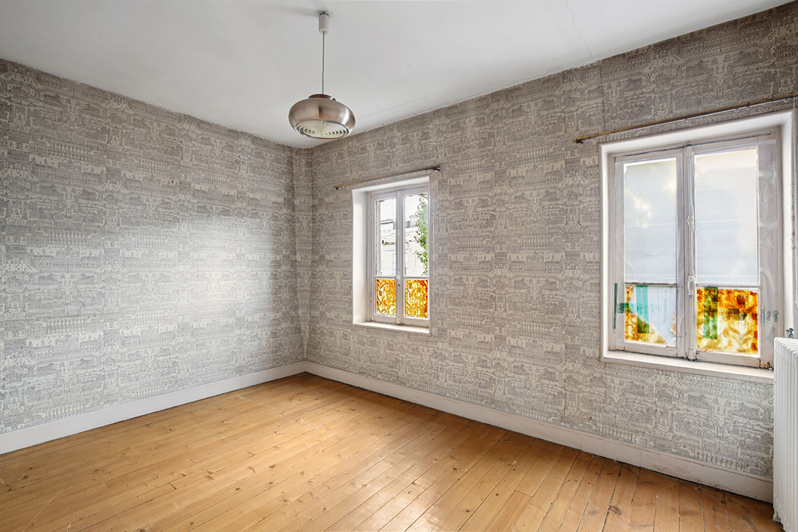 BAS DE CHATOU, propriété mansart d’environ 202 m² avec 6 chambres sur 457 m² de terrain à 8 mn du RER