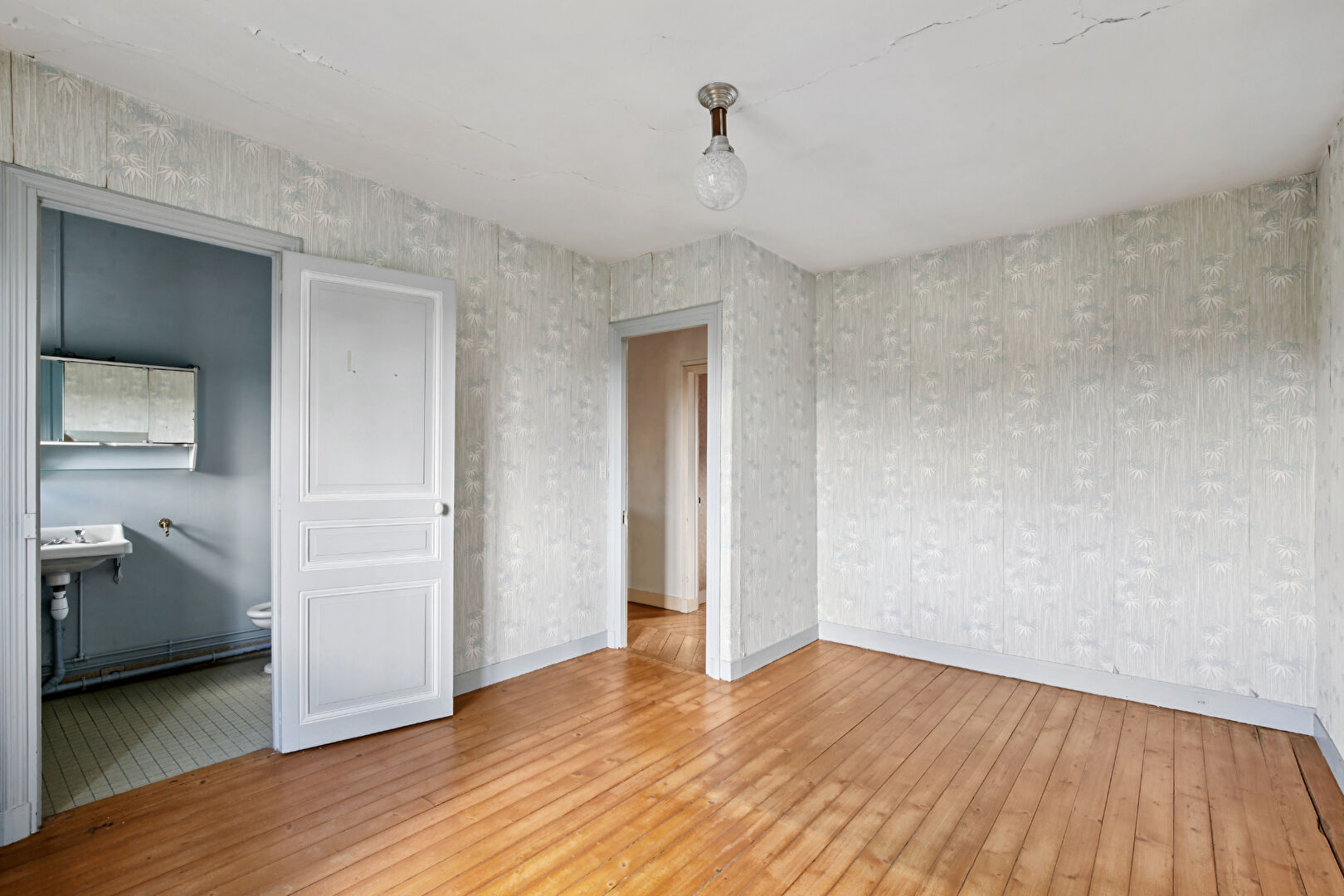 BAS DE CHATOU, propriété mansart d’environ 202 m² avec 6 chambres sur 457 m² de terrain à 8 mn du RER