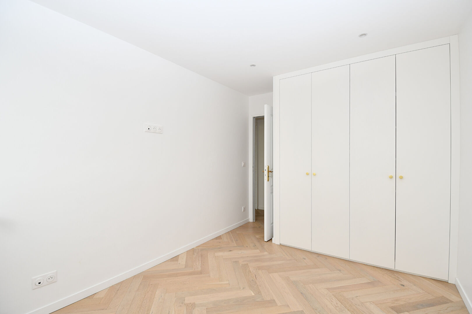 BAS DE CHATOU Appartement 4 pièces d’exception de 80 m² au dernier étage avec ascenseur à 5 min du RER