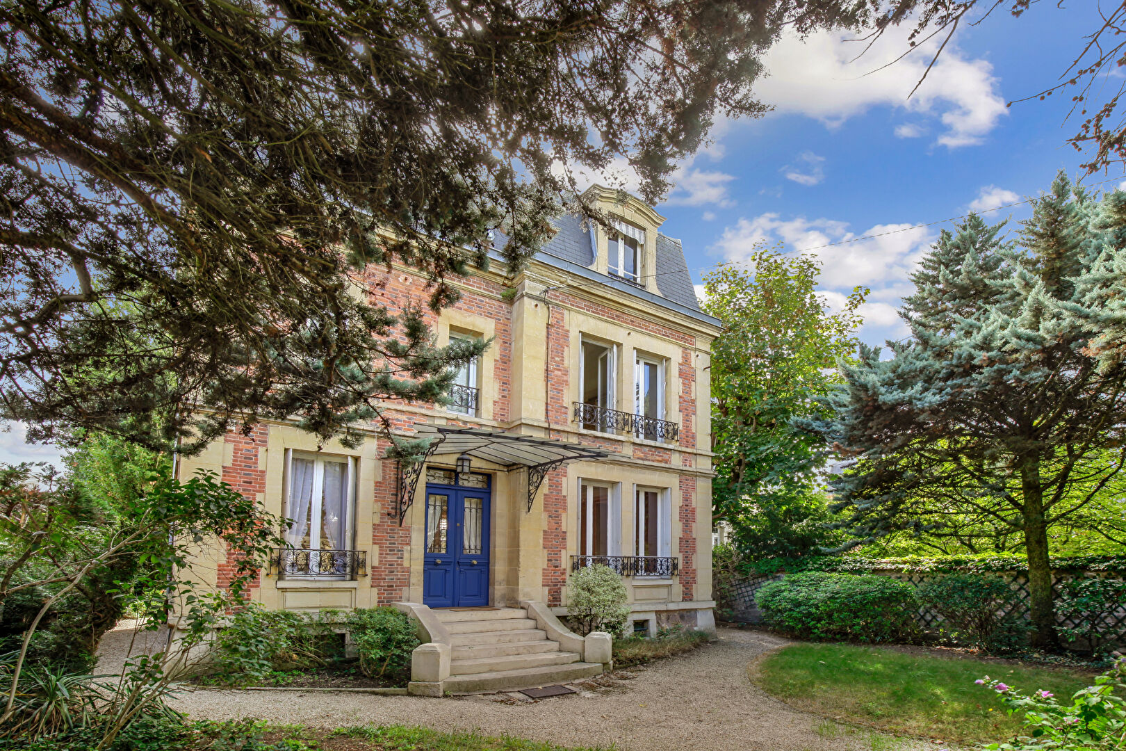 BAS DE CHATOU, propriété mansart d’environ 202 m² avec 6 chambres sur 457 m² de terrain à 8 mn du RER