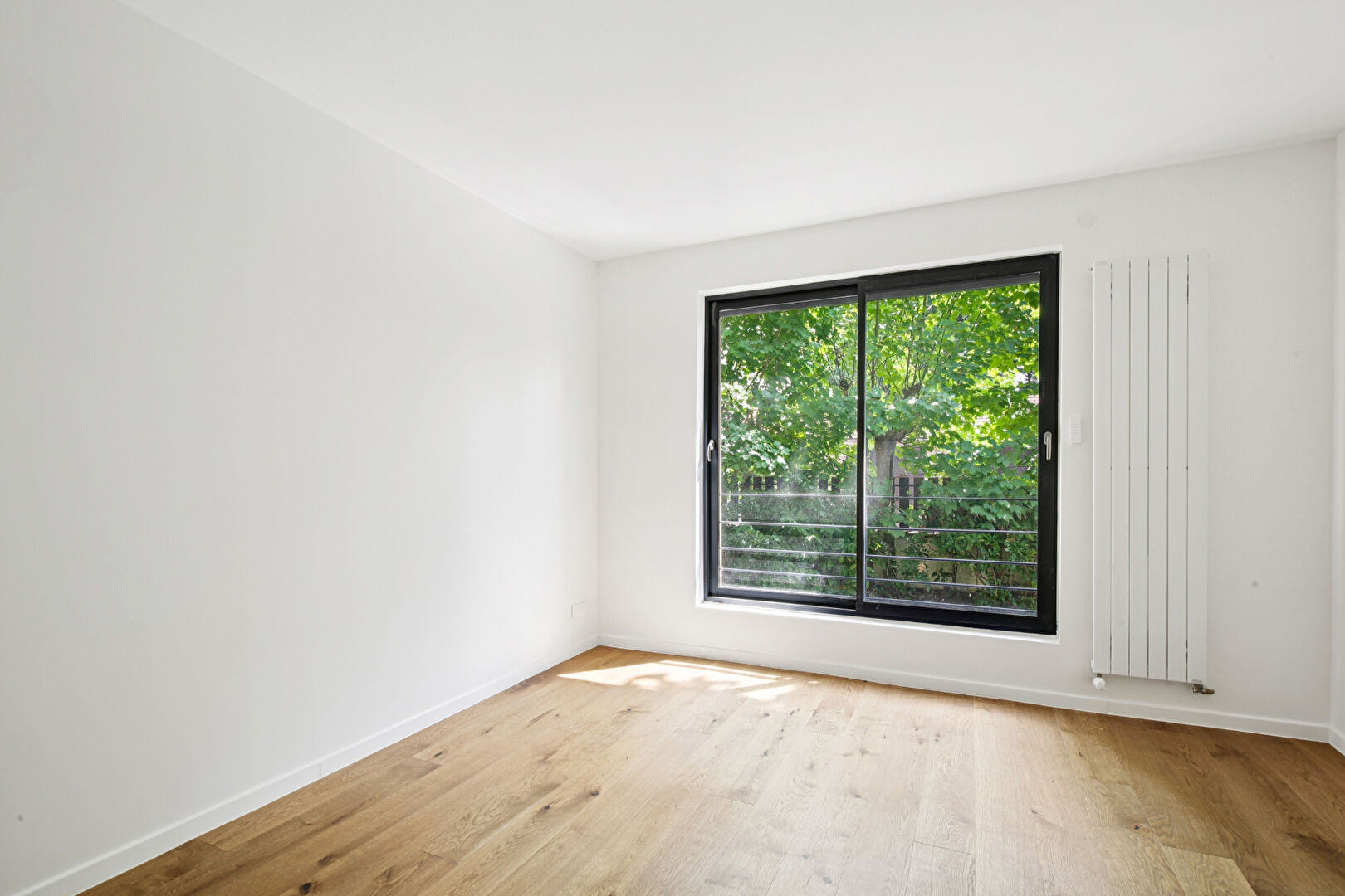 BAS DE CHATOU, à 8 mn du RER maison d’architecte récente de 196 m² sur terrain de 401 m²