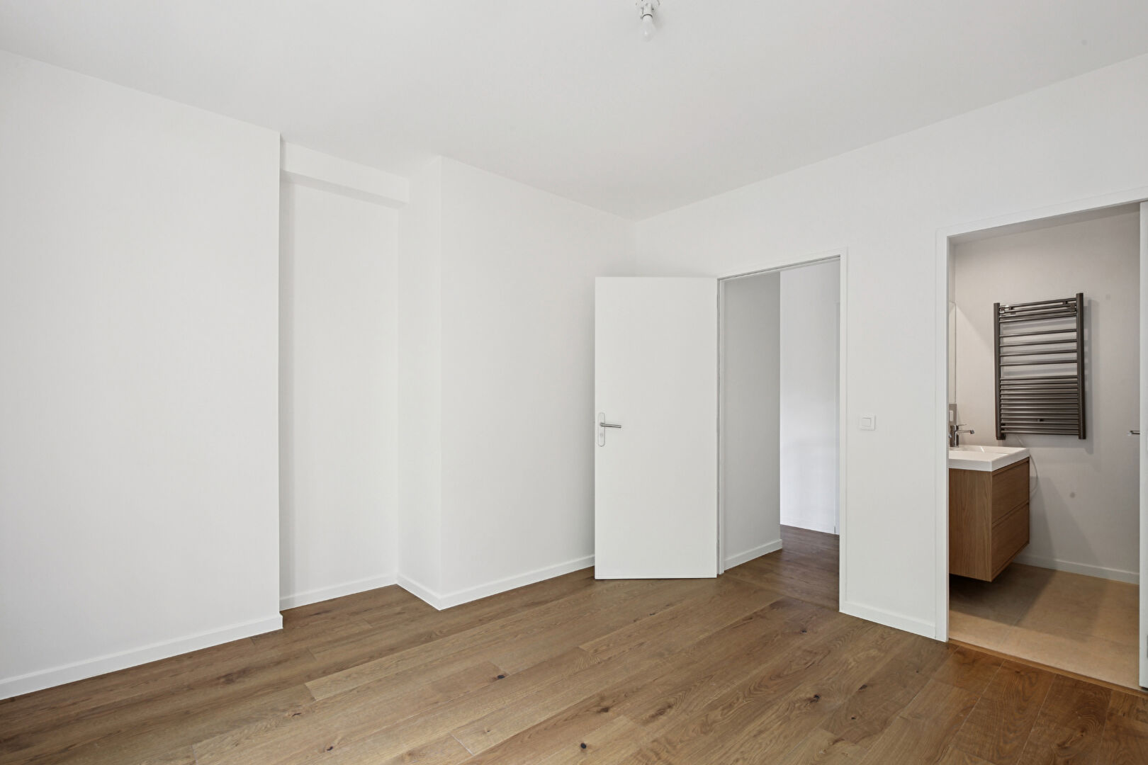 BAS DE CHATOU, à 8 mn du RER maison d’architecte récente de 196 m² sur terrain de 401 m²