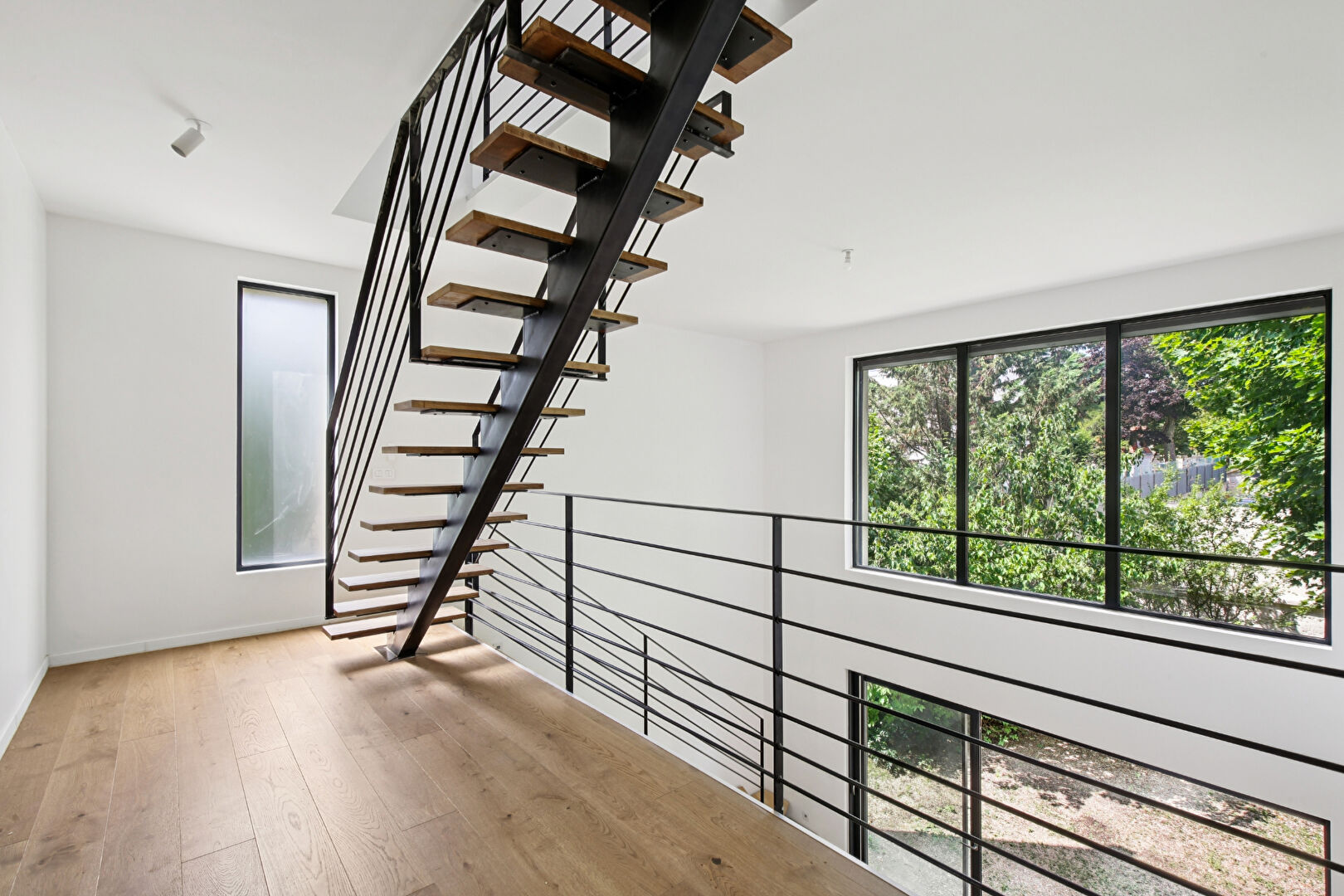 BAS DE CHATOU, à 8 mn du RER maison d’architecte récente de 196 m² sur terrain de 401 m²