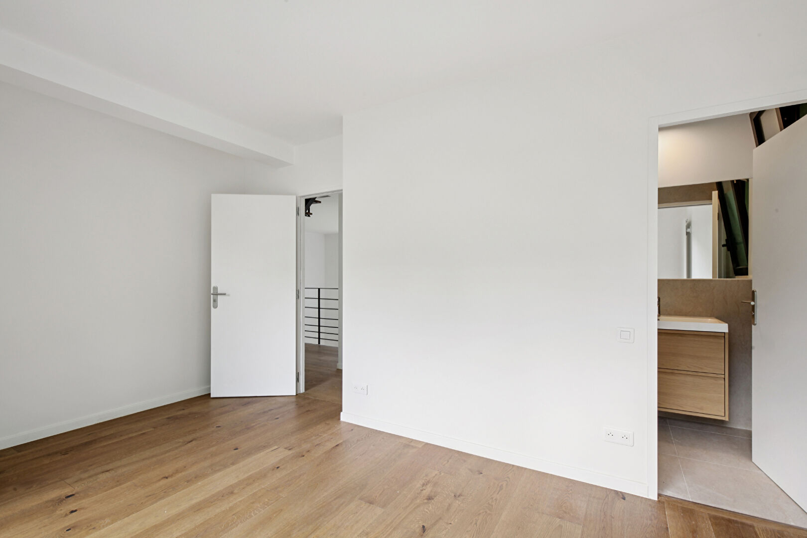 BAS DE CHATOU, à 8 mn du RER maison d’architecte récente de 196 m² sur terrain de 401 m²