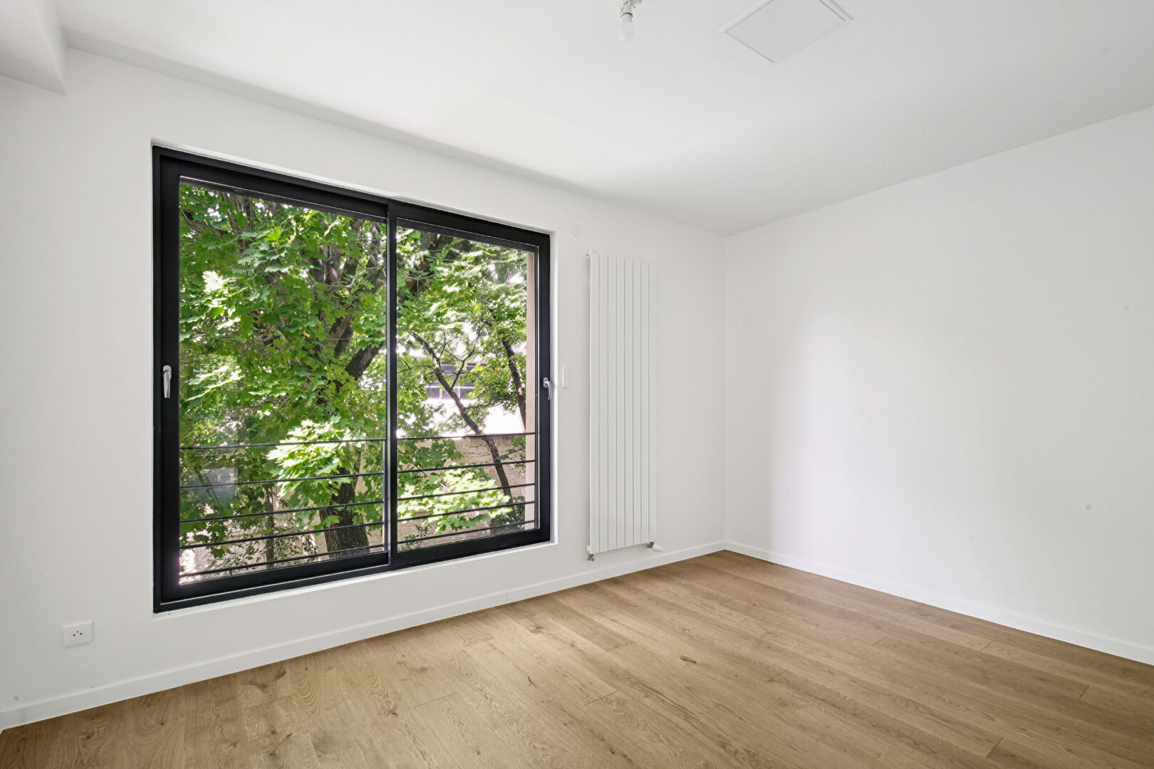 BAS DE CHATOU, à 8 mn du RER maison d’architecte récente de 196 m² sur terrain de 401 m²