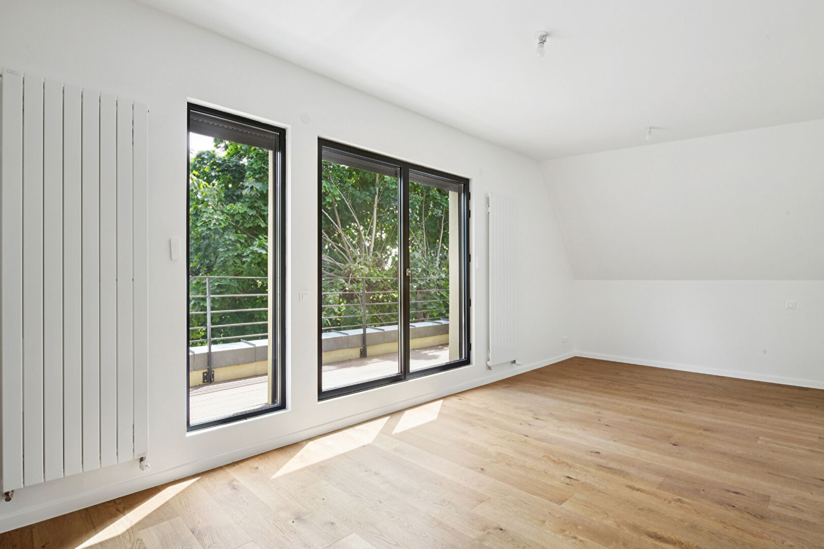 BAS DE CHATOU, à 8 mn du RER maison d’architecte récente de 196 m² sur terrain de 401 m²