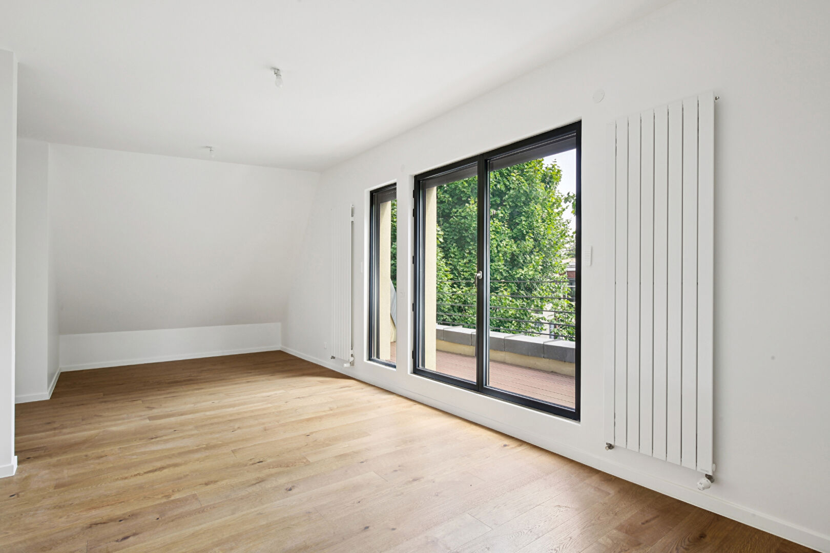 BAS DE CHATOU, à 8 mn du RER maison d’architecte récente de 196 m² sur terrain de 401 m²