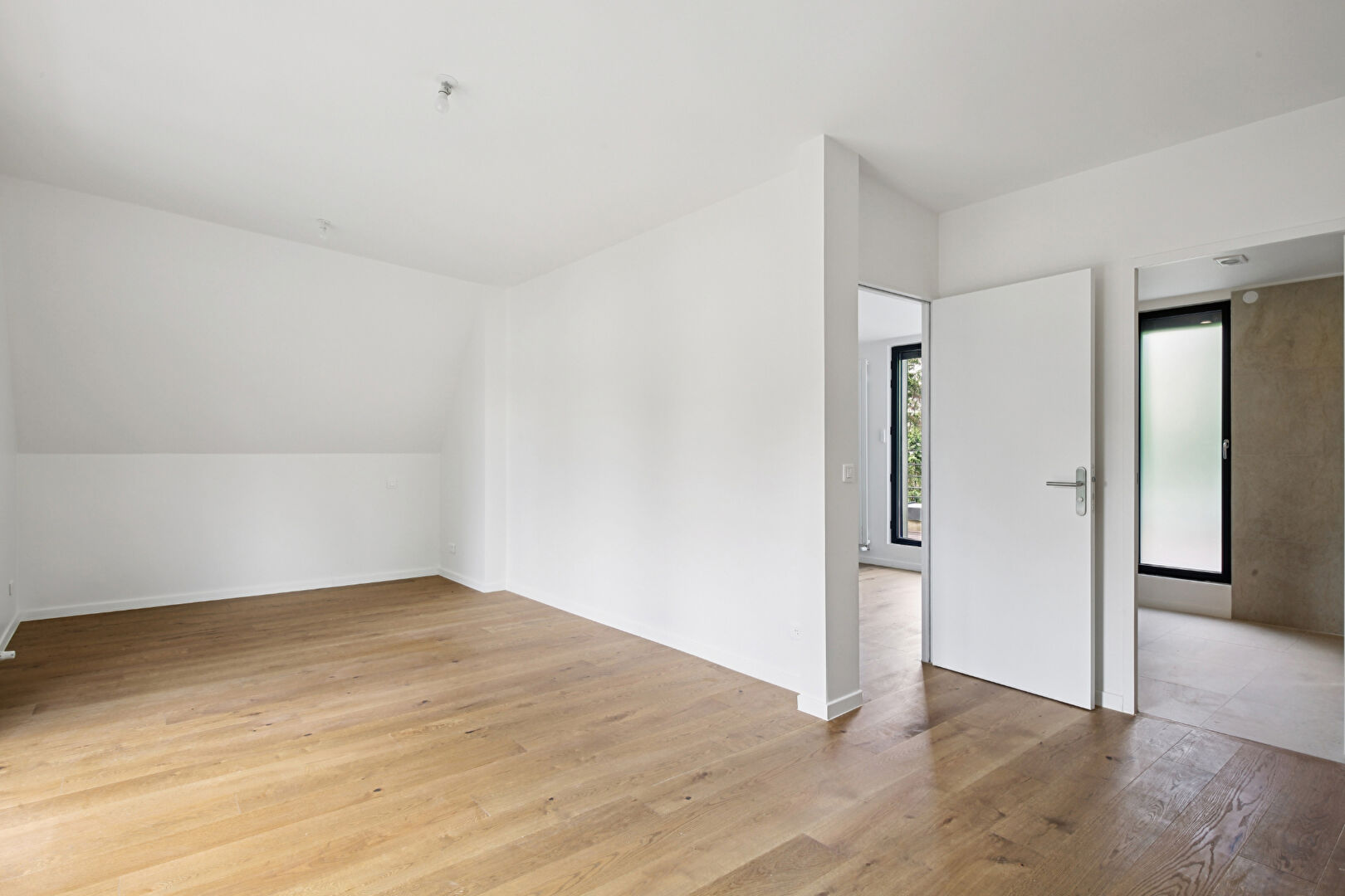 BAS DE CHATOU, à 8 mn du RER maison d’architecte récente de 196 m² sur terrain de 401 m²