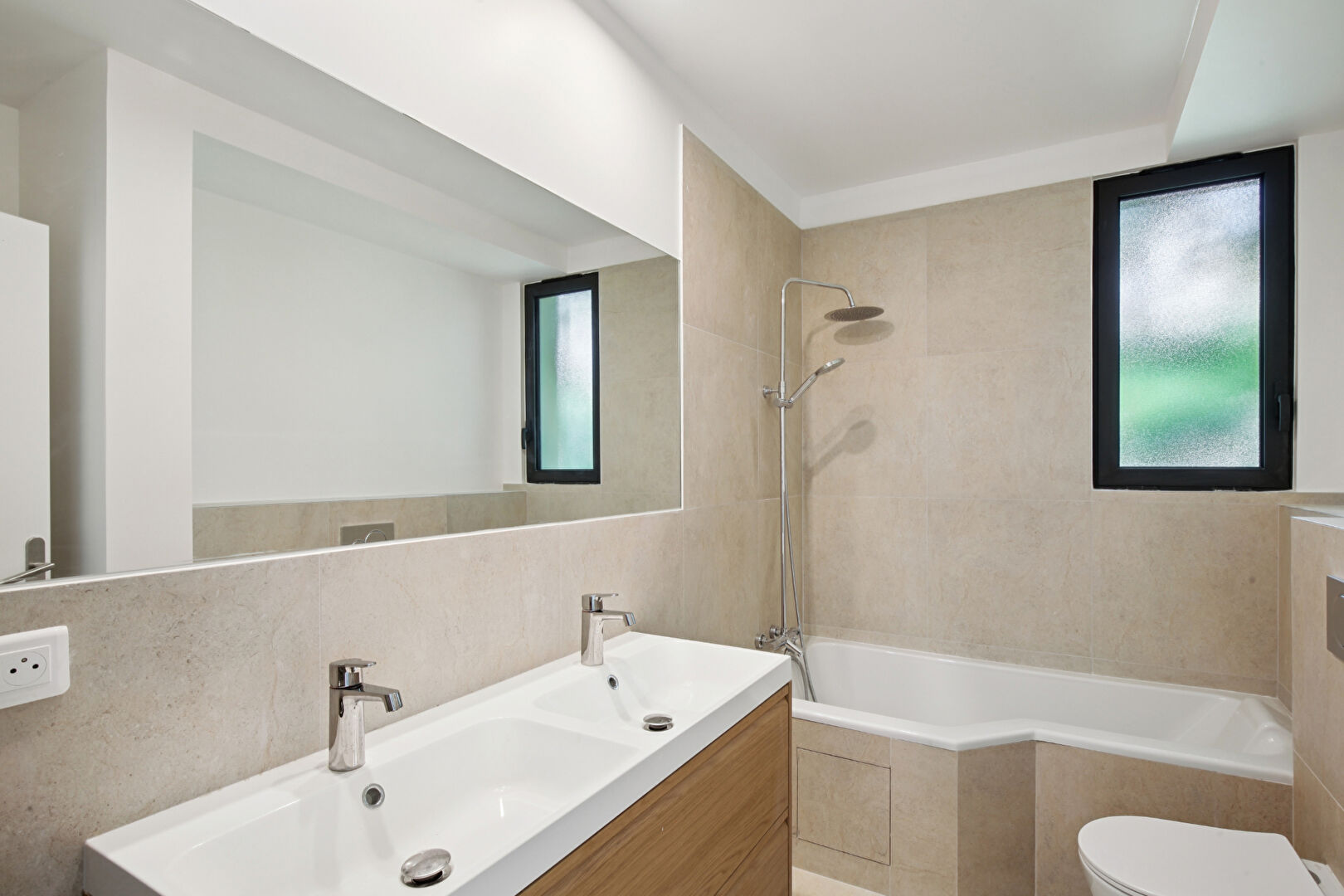 BAS DE CHATOU, à 8 mn du RER maison d’architecte récente de 196 m² sur terrain de 401 m²