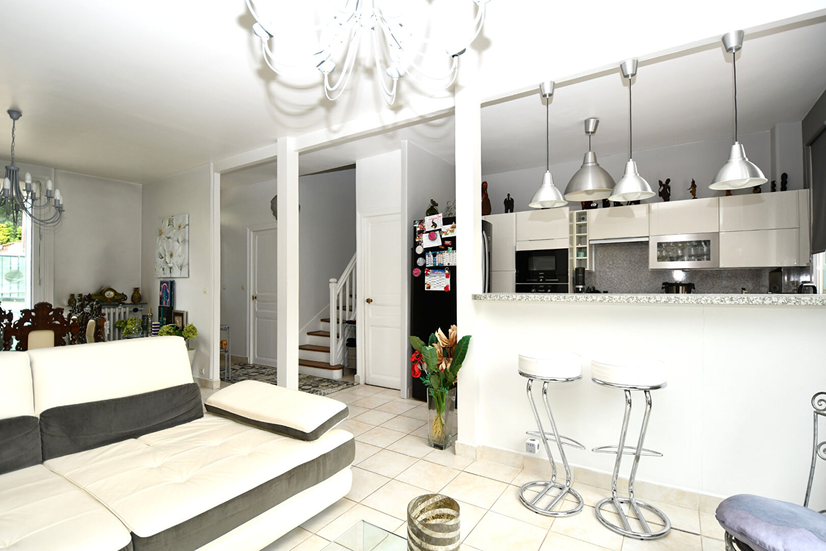 Chatou charmante  maison lumineuse  de 124 m²  au sol avec 3 chambres sur un terrain de 318 m² avec lumière et vue Seine