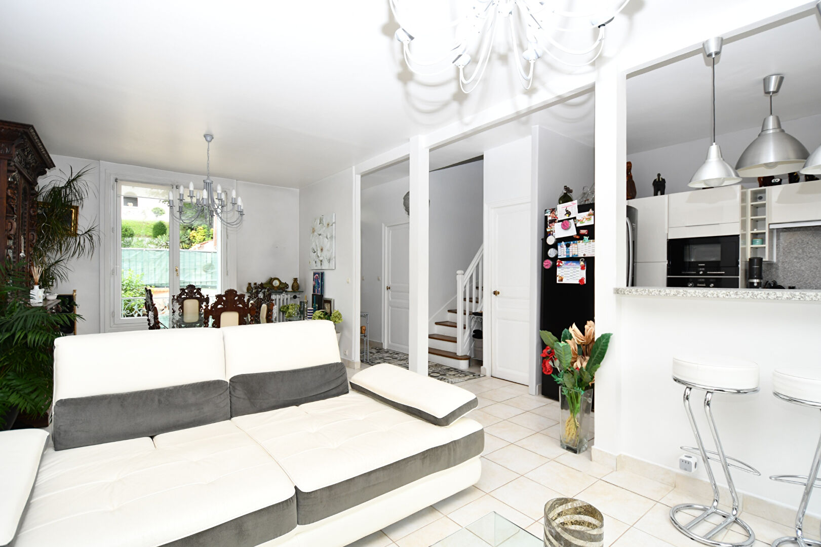 Chatou charmante  maison lumineuse  de 124 m²  au sol avec 3 chambres sur un terrain de 318 m² avec lumière et vue Seine