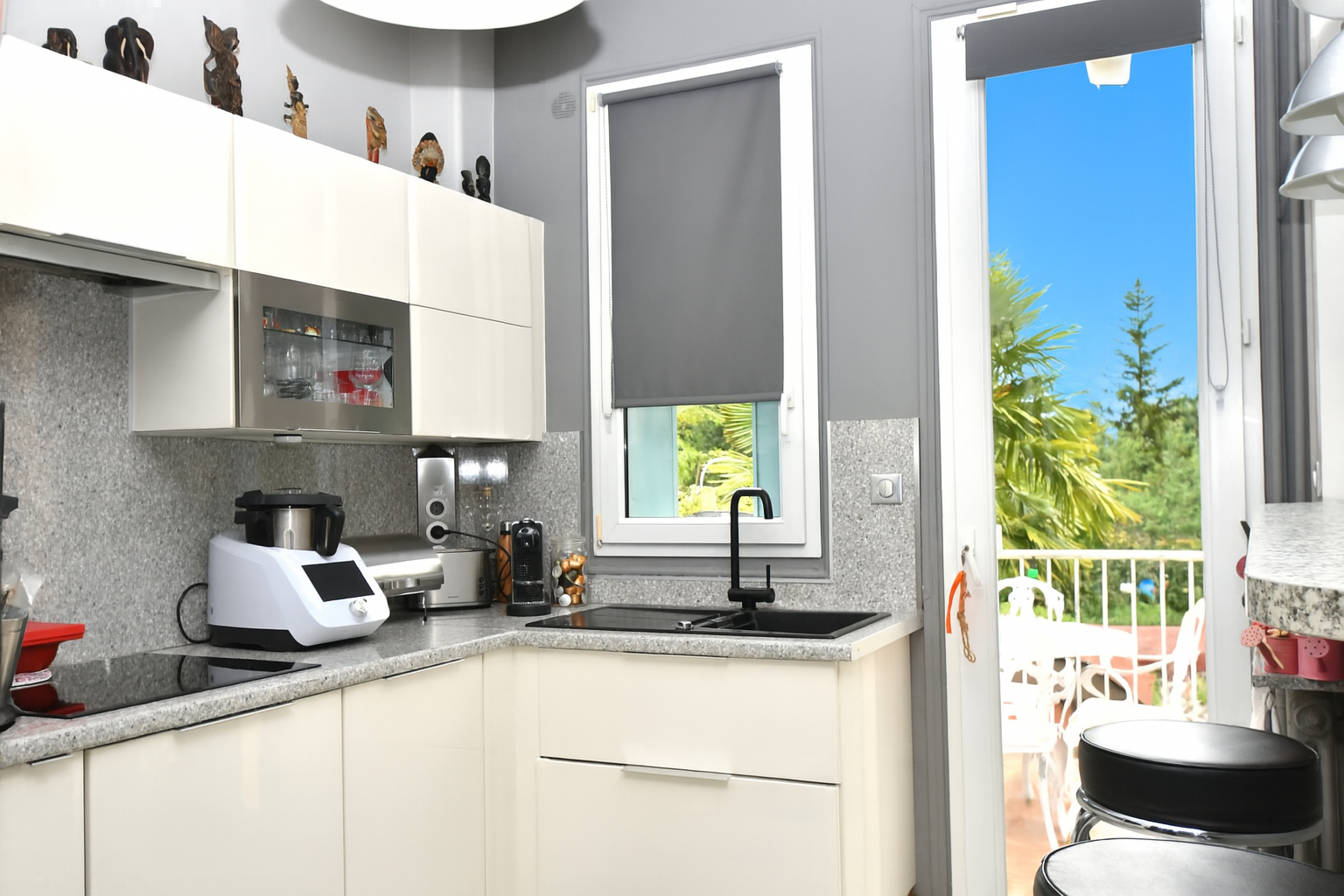 Chatou charmante  maison lumineuse  de 124 m²  au sol avec 3 chambres sur un terrain de 318 m² avec lumière et vue Seine