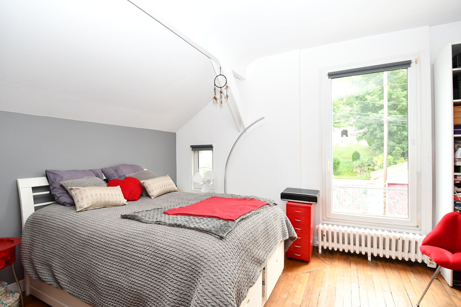 Chatou charmante  maison lumineuse  de 124 m²  au sol avec 3 chambres sur un terrain de 318 m² avec lumière et vue Seine