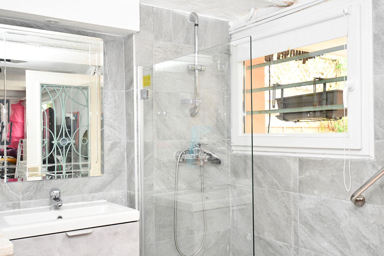 Chatou charmante  maison lumineuse  de 124 m²  au sol avec 3 chambres sur un terrain de 318 m² avec lumière et vue Seine