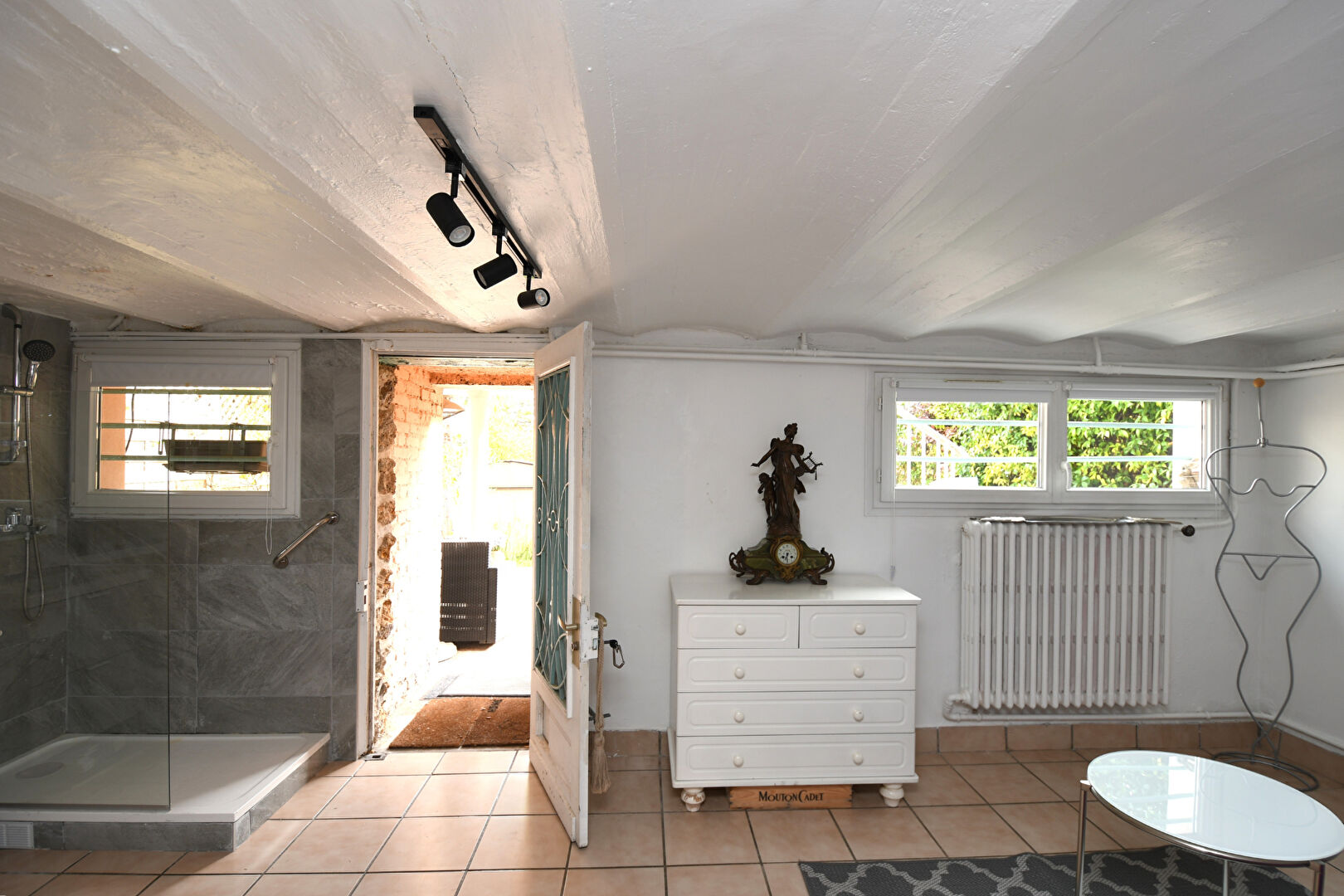 Chatou charmante  maison lumineuse  de 124 m²  au sol avec 3 chambres sur un terrain de 318 m² avec lumière et vue Seine