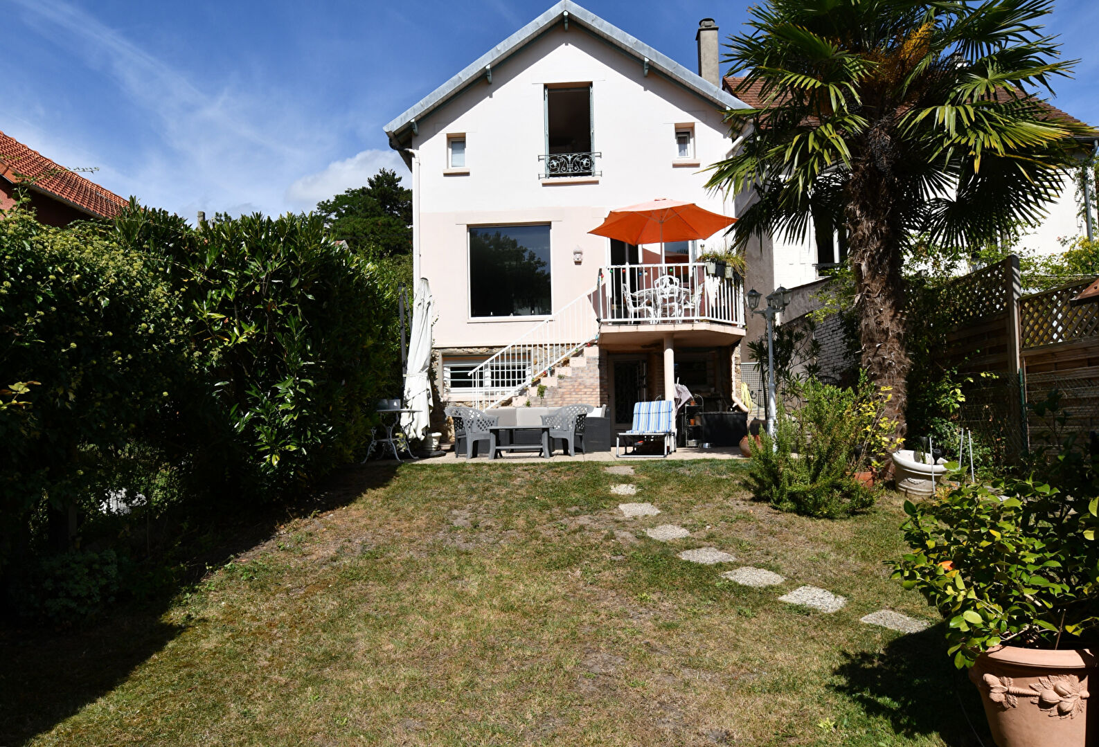 Chatou charmante  maison lumineuse  de 124 m²  au sol avec 3 chambres sur un terrain de 318 m² avec lumière et vue Seine