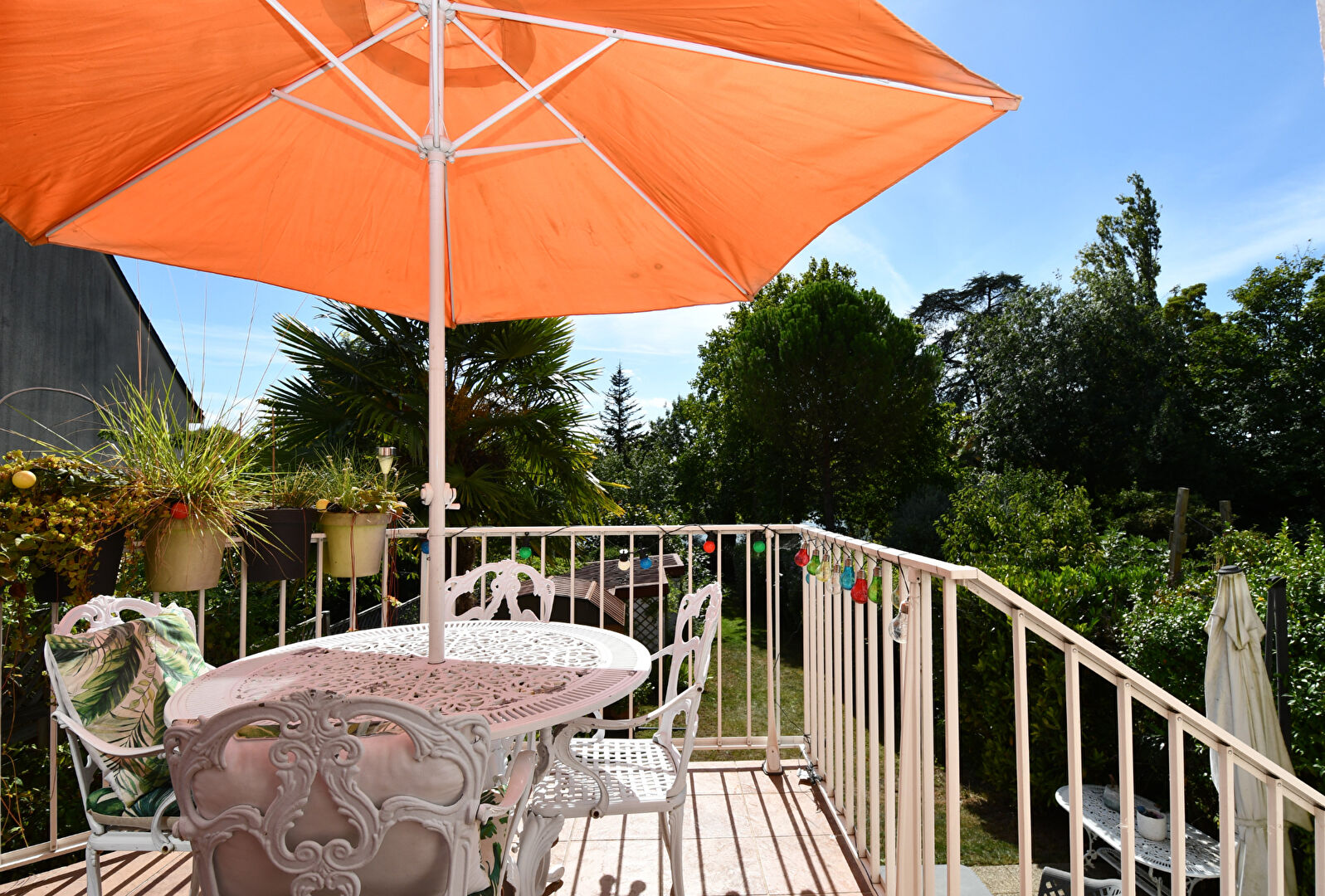 Chatou charmante  maison lumineuse  de 124 m²  au sol avec 3 chambres sur un terrain de 318 m² avec lumière et vue Seine