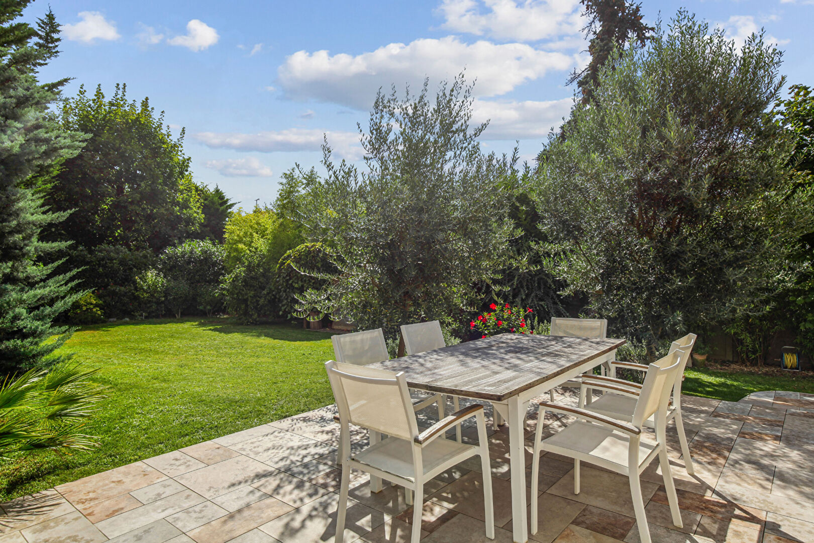 Maison située à Montesson avec 4 chambres de 225 m2 sur  un terrain de 941 m² à 5 mn du centre ville