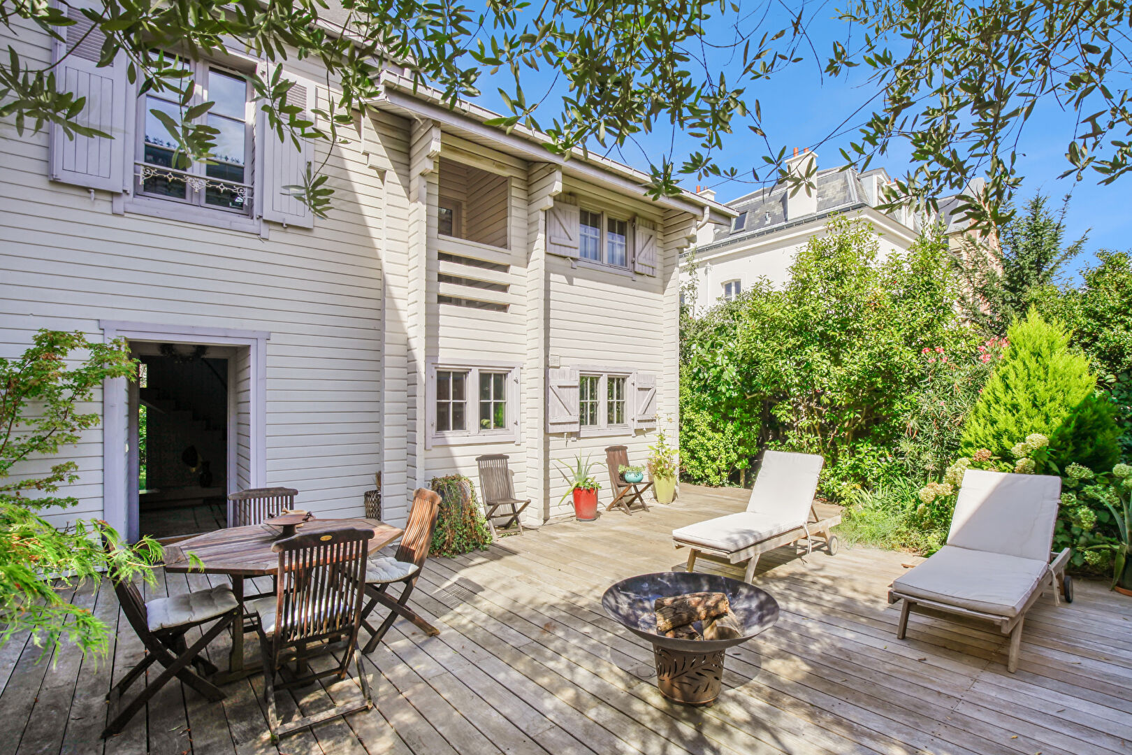 Maison de 326 m2 au sol située BAS DE CHATOU  à  3 mn centre ville et du RER