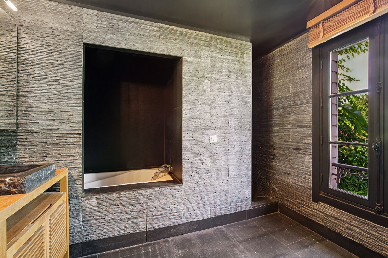 Maison de 326 m2 au sol située BAS DE CHATOU  à  3 mn centre ville et du RER