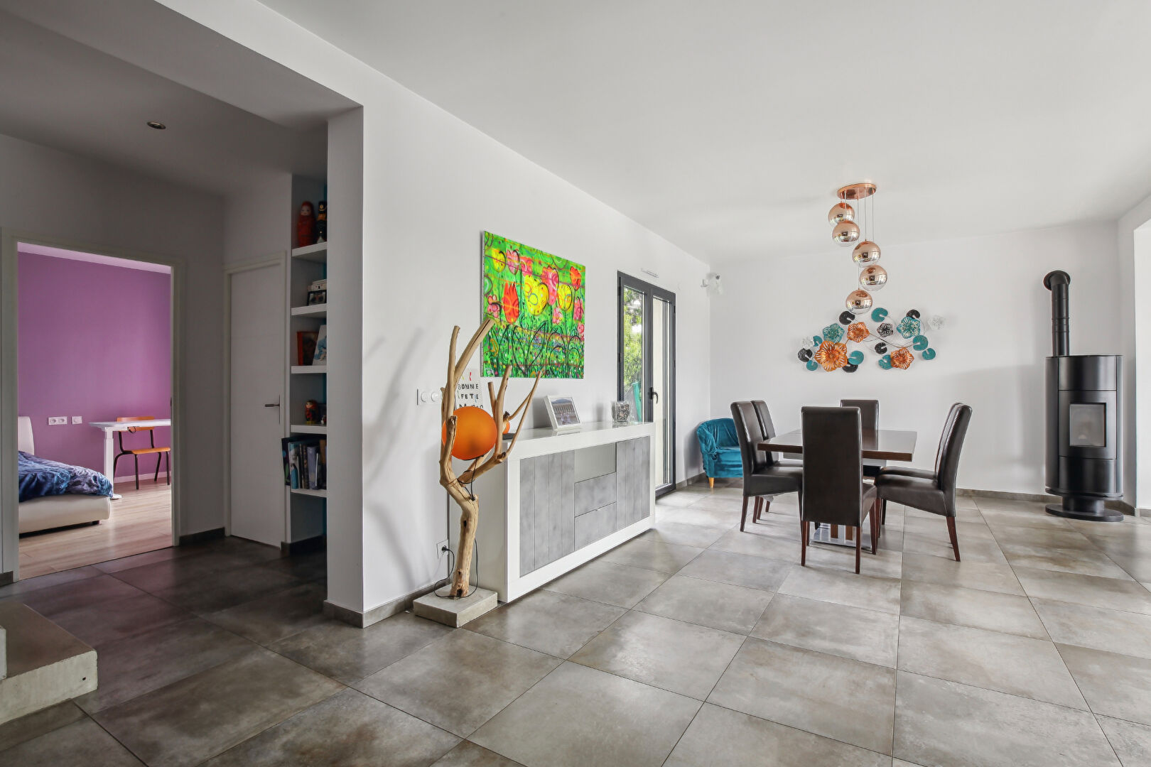 Maison contemporaine de 2018  –  207  m²  avec  de belles prestations, lumineuse sur un terrain de 722 m²