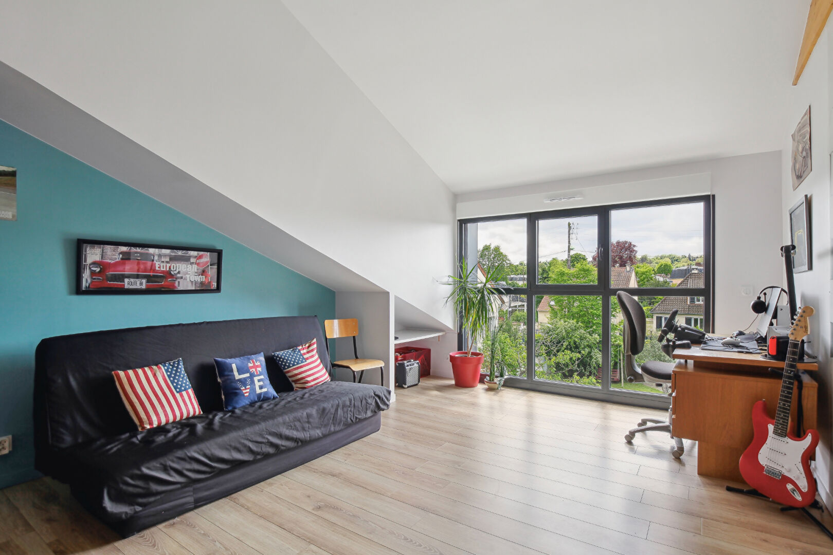 Maison contemporaine de 2018  –  207  m²  avec  de belles prestations, lumineuse sur un terrain de 722 m²