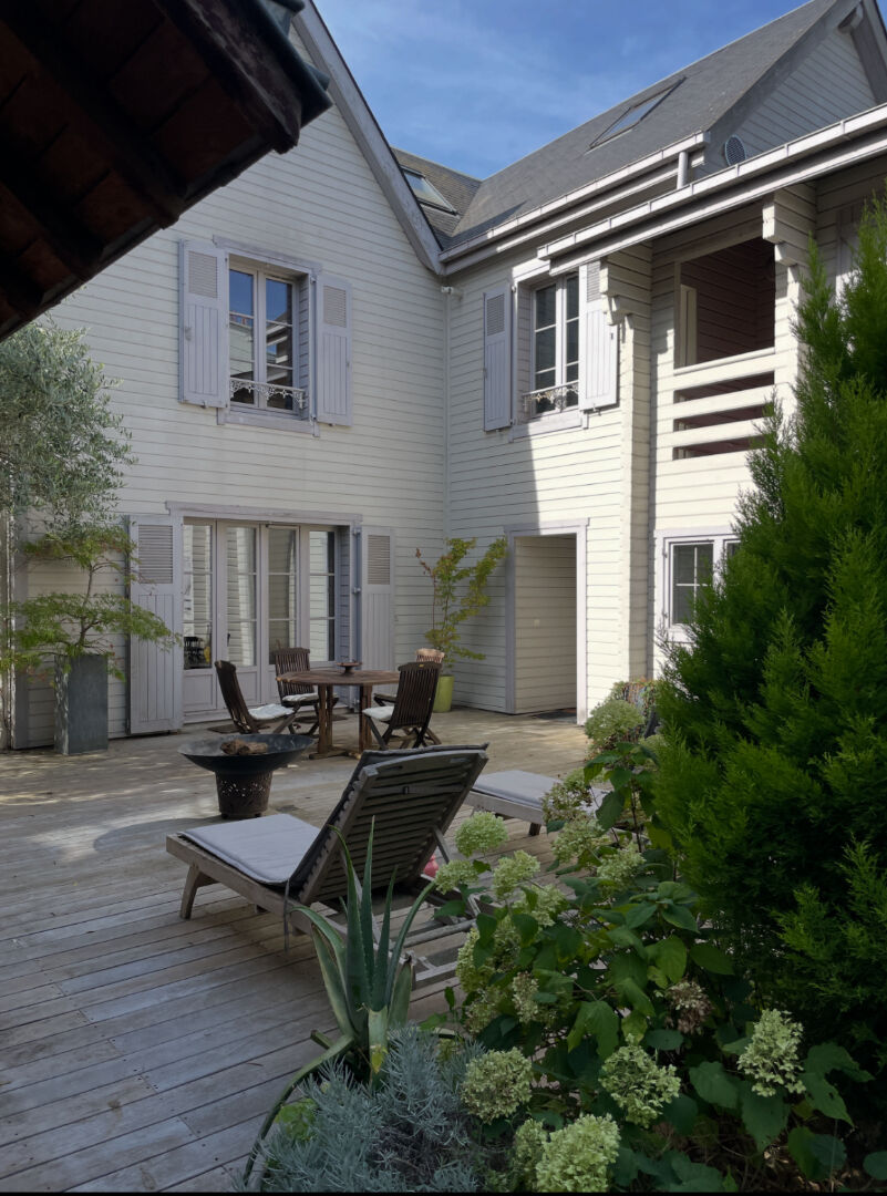 Maison de 326 m2 au sol située BAS DE CHATOU à 3 mn centre ville et du RER