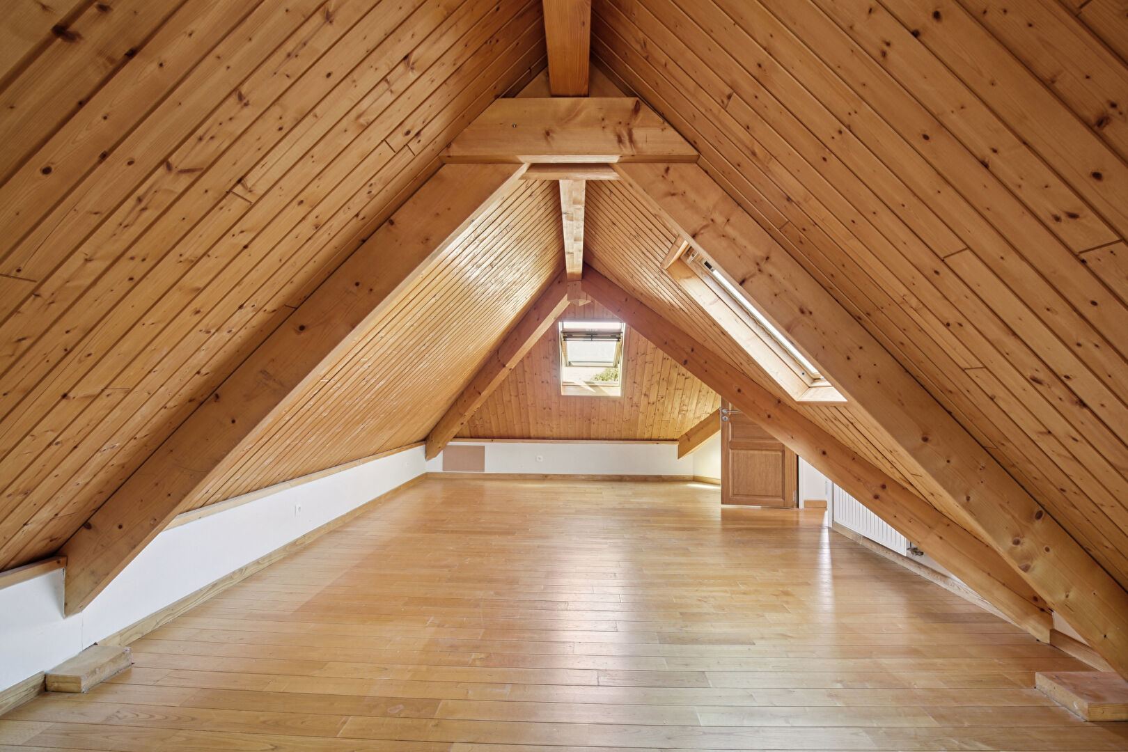 Maison de 326 m2 au sol située BAS DE CHATOU à 3 mn centre ville et du RER