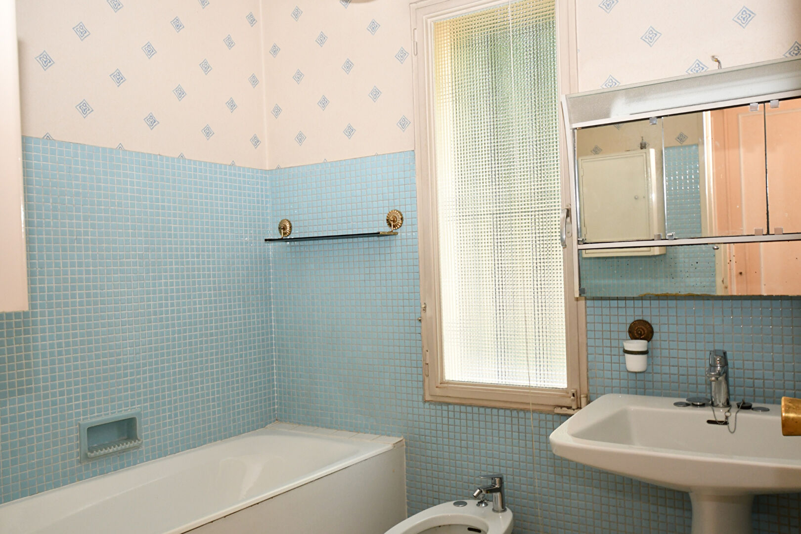 BAS DE CHATOU  Appartement 5 pièces en RDC avec balcon, cave et box