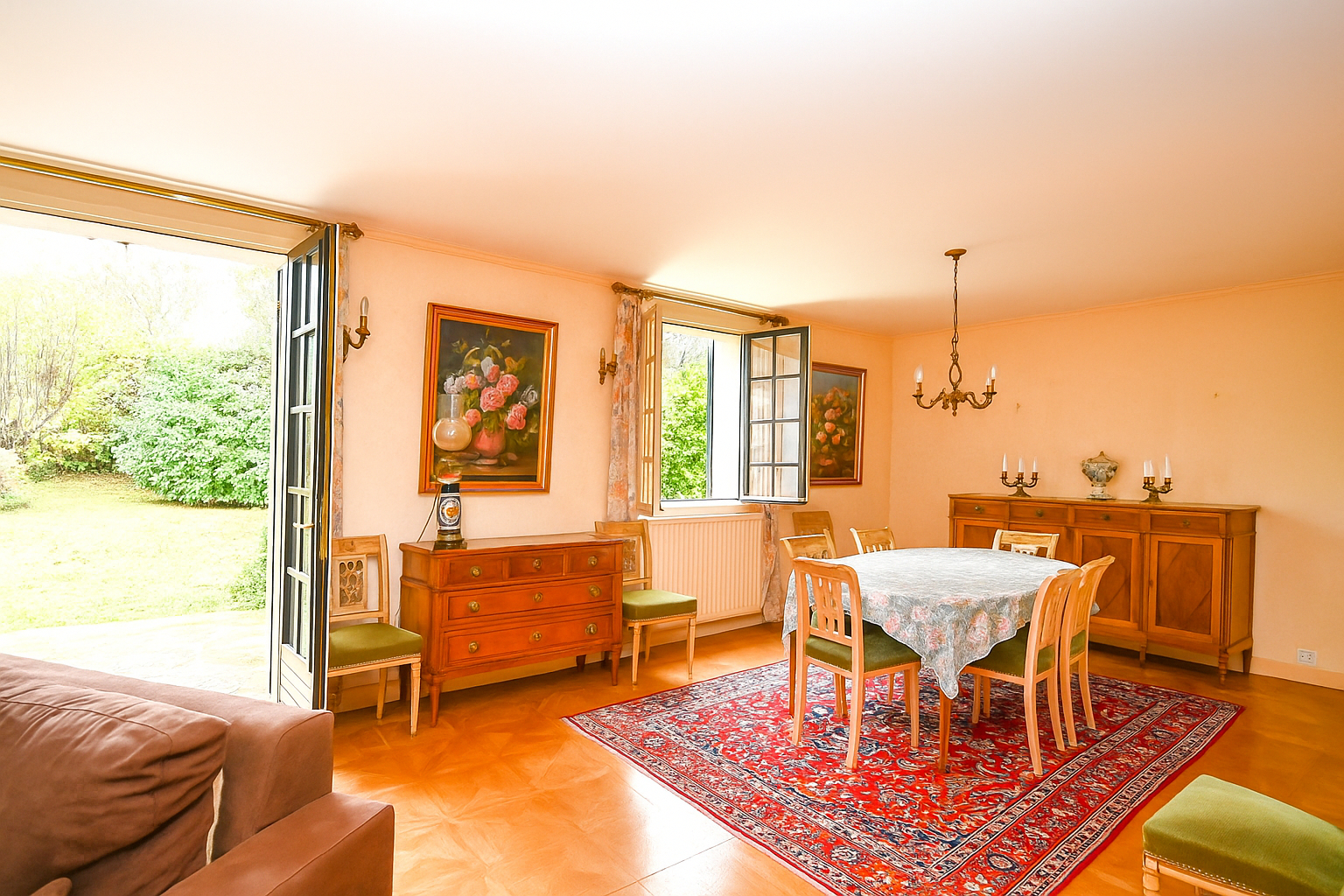 Beaux volumes et fort potentiel pour cette villa familiale de 197 m² sur un terrain de 1000 m² sescteur Côteaux-Monet