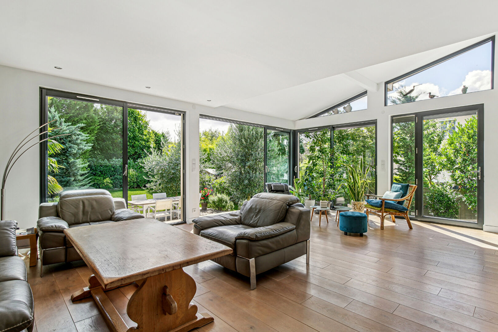 Maison située à Montesson avec 4 chambres de 225 m2 sur  un terrain de 941 m² à 5 mn du centre ville