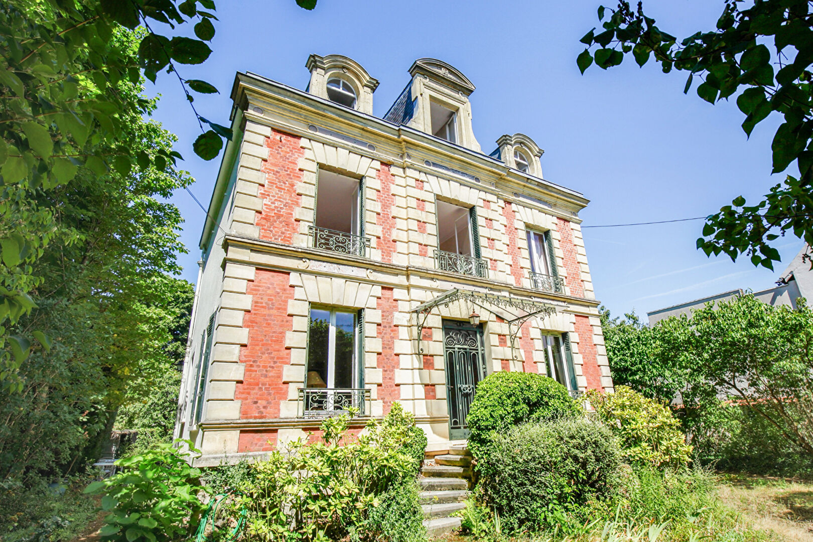 Elégante maison de caractère de 204 m² au sol  sur un terrain de 672 m² dans un secteur prisé à 10 mn du RER