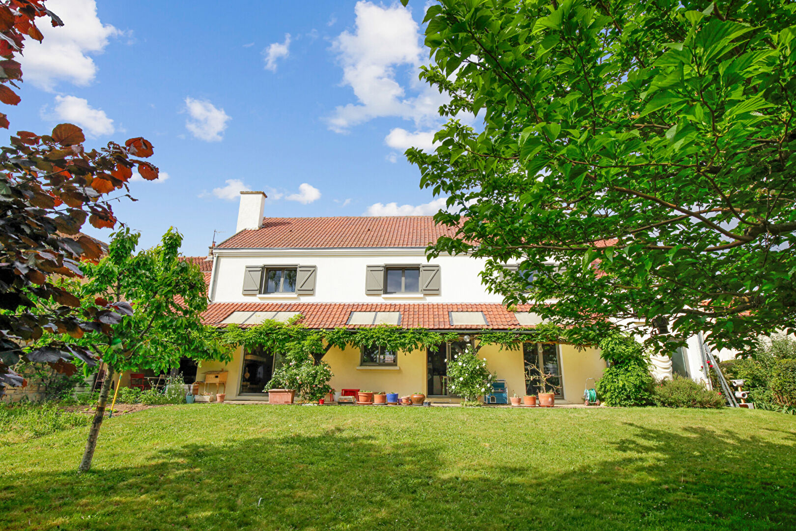 Maison  familiale  de 241 m2 avec 6 chambres sur un terrain de 801 m² à 5 mn du centre ville