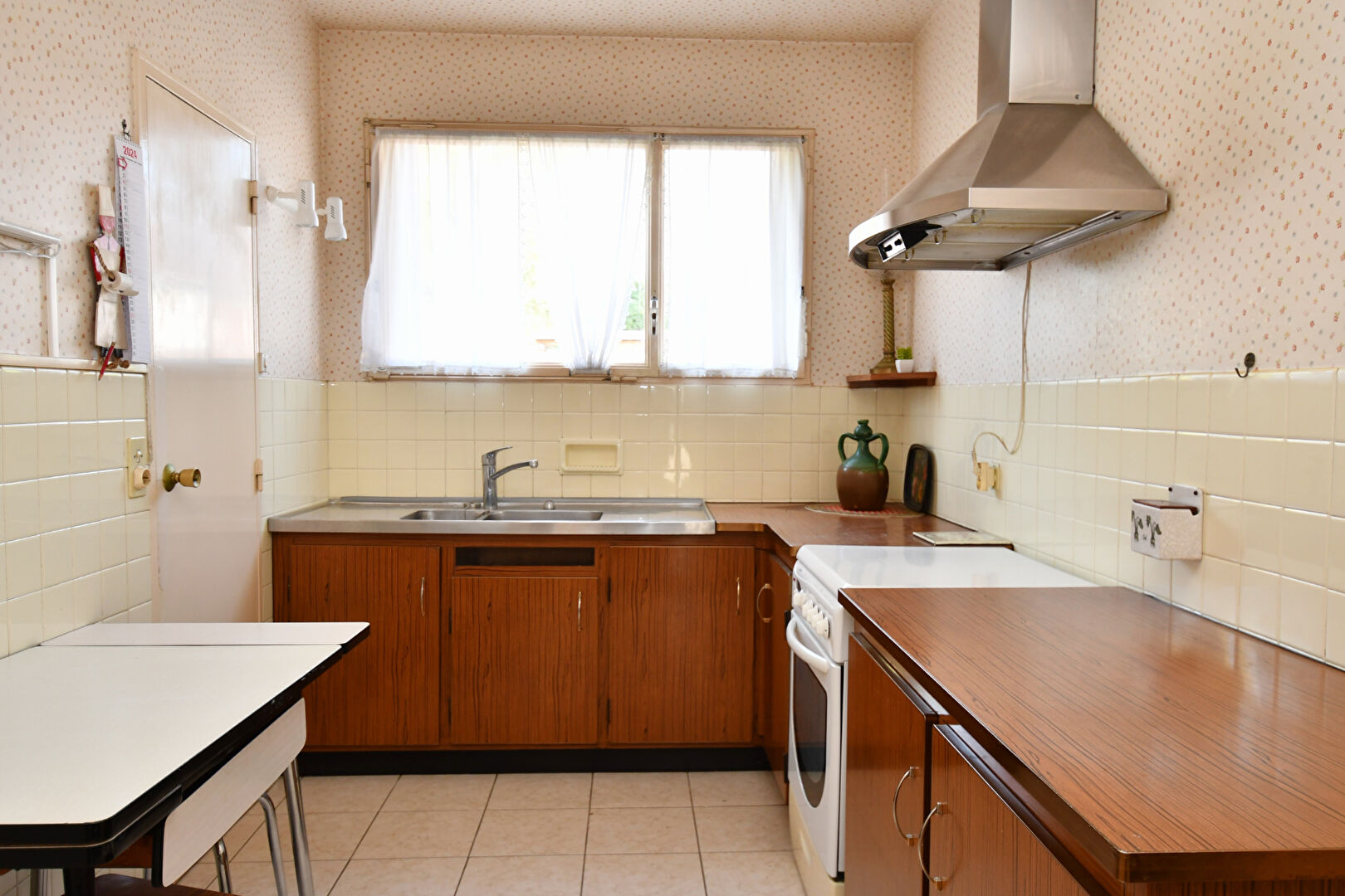 BAS DE CHATOU  Appartement 5 pièces en RDC avec balcon, cave et box